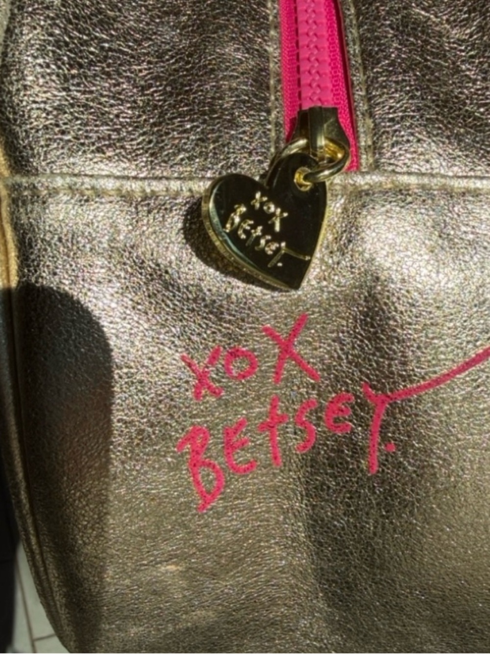 Betsey Johnson Pink Glitter Sprinkle Donut Novelty Crossbdy Top Handle Lunch Bag - Picture 4 of 6
